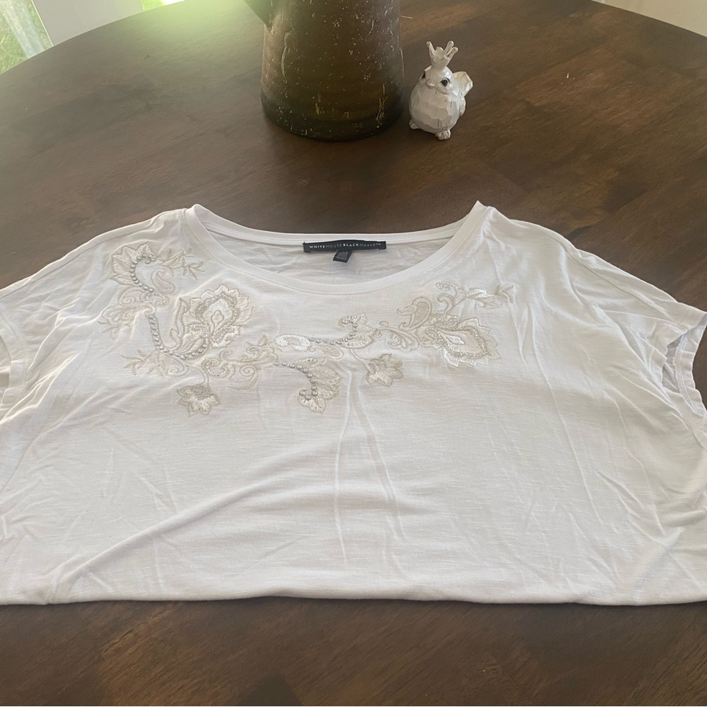 White House Black Market Embroidered Tee Size Small